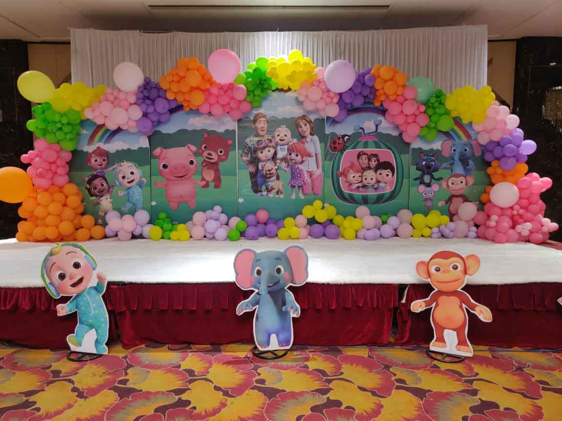Birthday party arch decoration with balloon in Kharadi